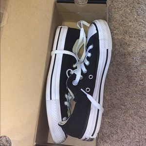 low top black converse!